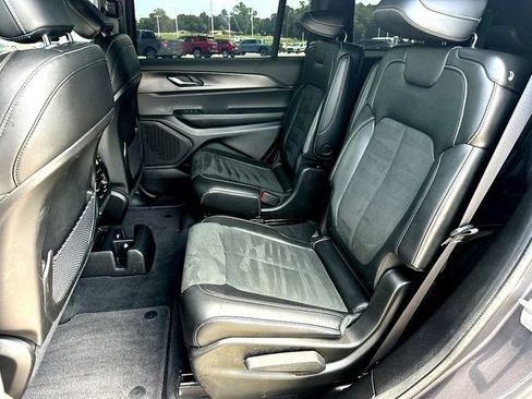Used 2025 Jeep Grand Cherokee L Altitude RWD image 19