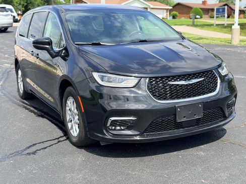 Used 2023 Chrysler Pacifica Touring-L FWD image 3