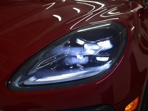 Certified 2025 Porsche Macan image 11