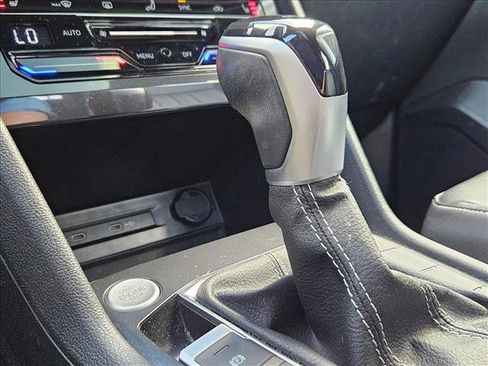 Used 2022 Volkswagen Tiguan SE R-Line image 10