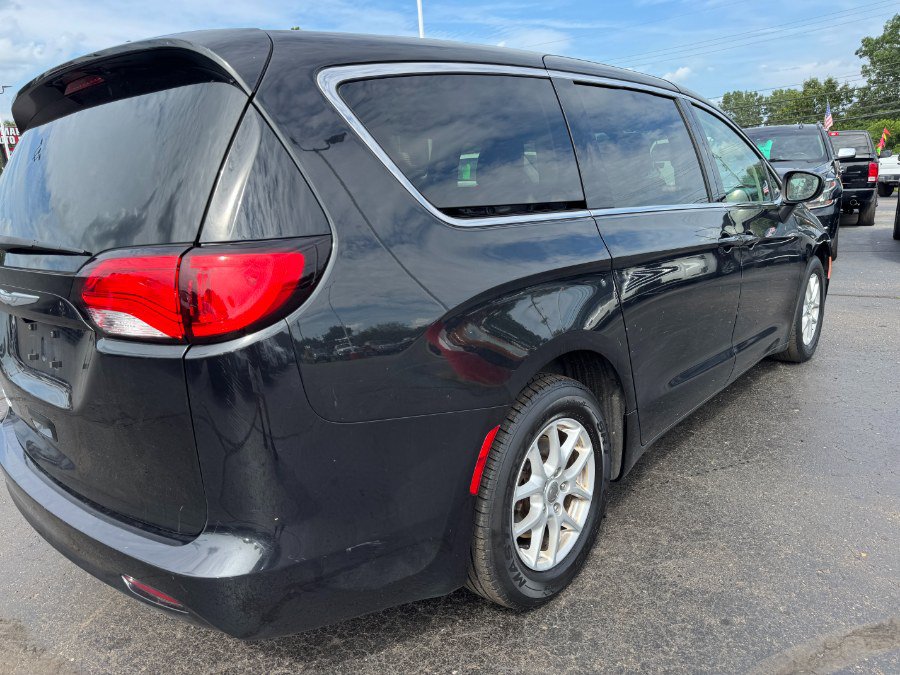 Used 2017 Chrysler Pacifica Touring FWD image 11
