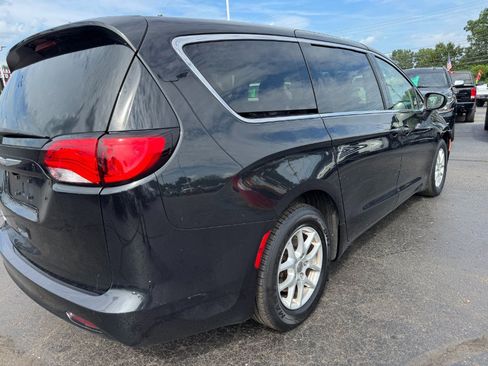 Used 2017 Chrysler Pacifica Touring FWD image 11