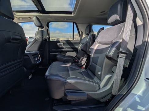 Used 2025 Ford Expedition Platinum AWD/4WD image 33