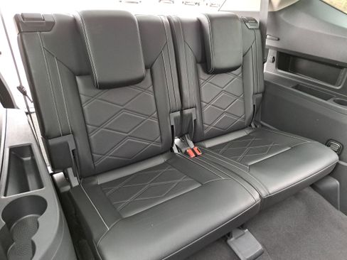 Used 2024 Volkswagen Atlas SE image 12