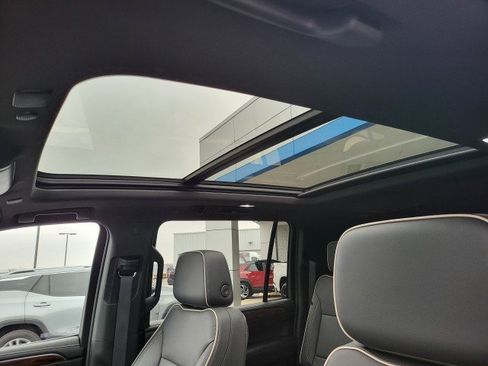 Used 2024 Chevrolet Suburban Premier w/ Premium Package image 2