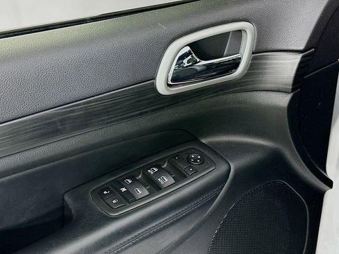 Certified 2022 Jeep Grand Cherokee Laredo X image 28