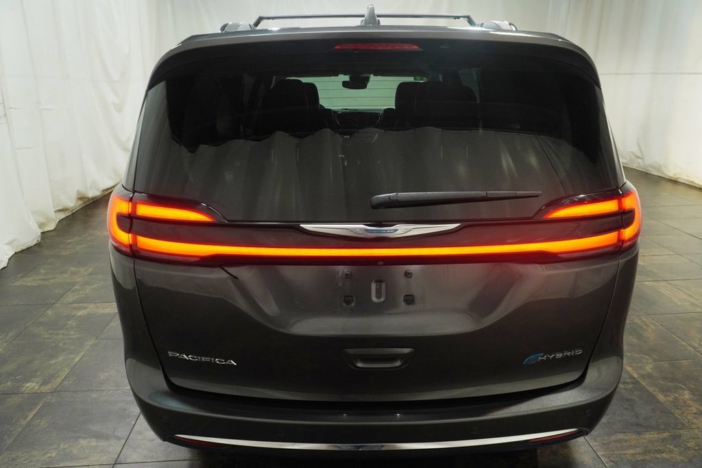 Used 2021 Chrysler Pacifica Limited w/ Uconnect Theater Family Group FWD image 4