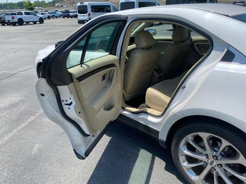 Used 2015 Ford Taurus Limited w/ Equipment Group 301A FWD image 28