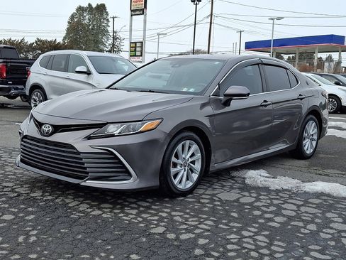Used 2021 Toyota Camry LE image 3