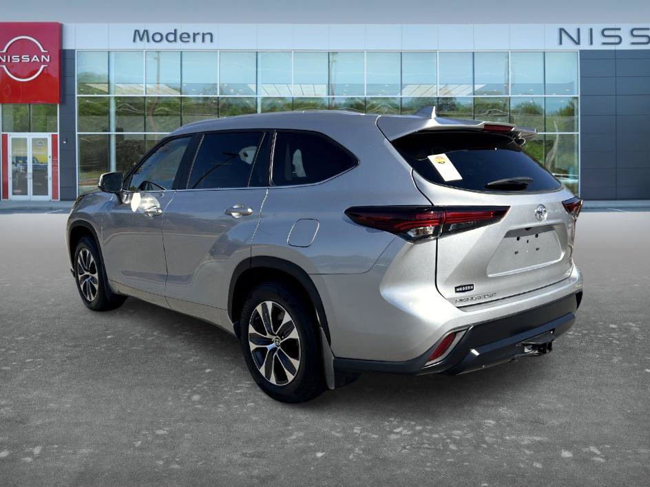 Used 2024 Toyota Highlander XLE FWD image 7