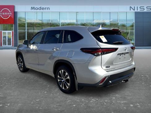 Used 2024 Toyota Highlander XLE FWD image 7