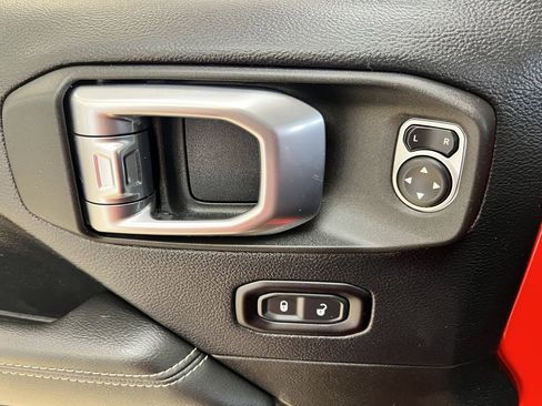 Used 2018 Jeep Wrangler Unlimited Sahara image 11