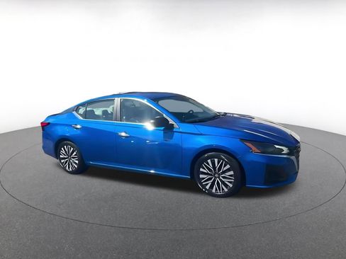 Used 2025 Nissan Altima 2.5 SV image 2