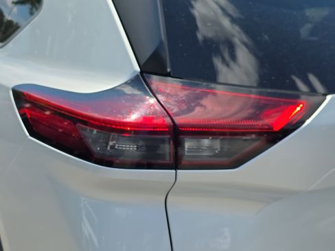 Used 2024 Nissan Rogue SV AWD/4WD image 31