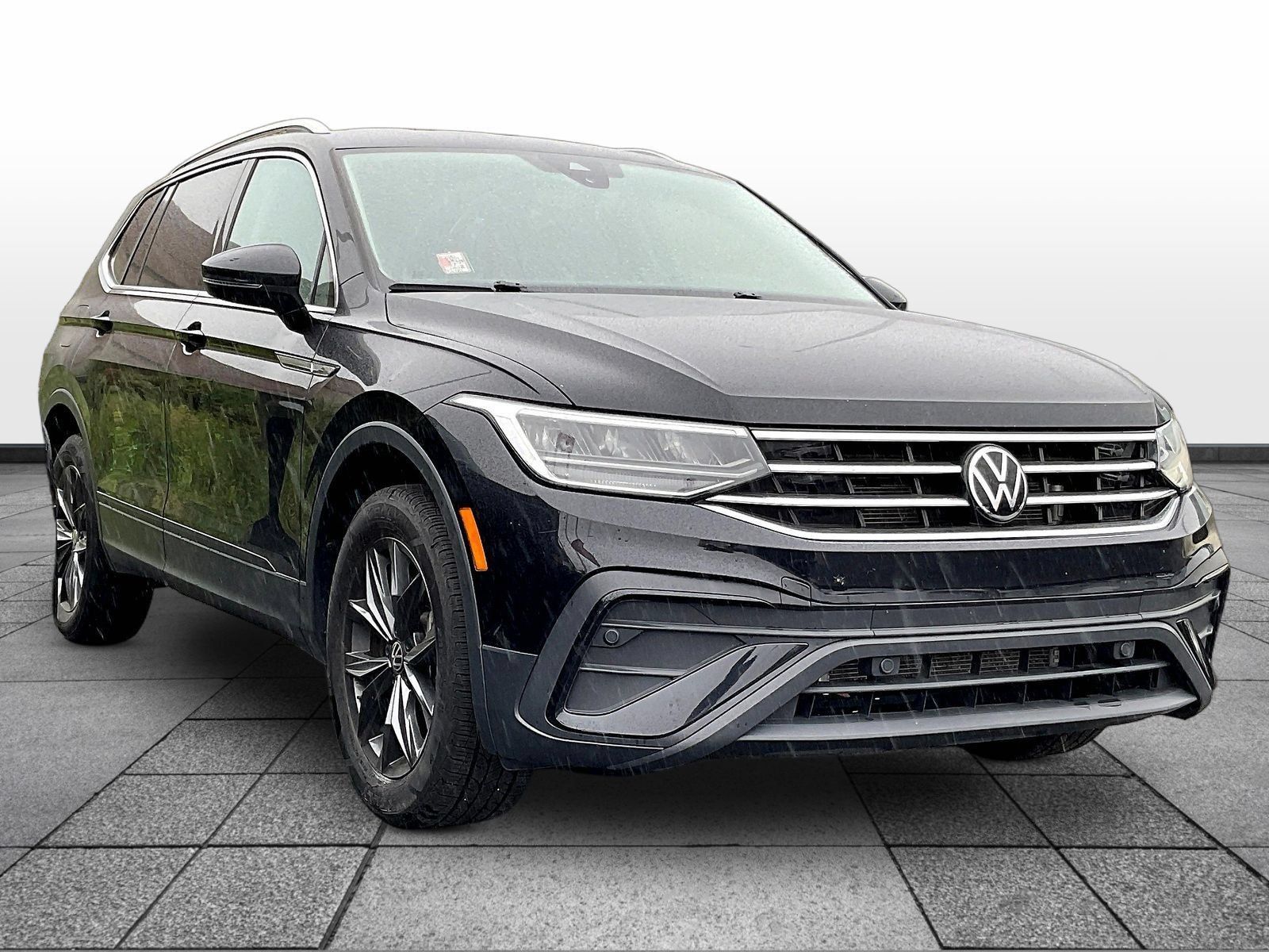 Used 2024 Volkswagen Tiguan SE FWD image 1