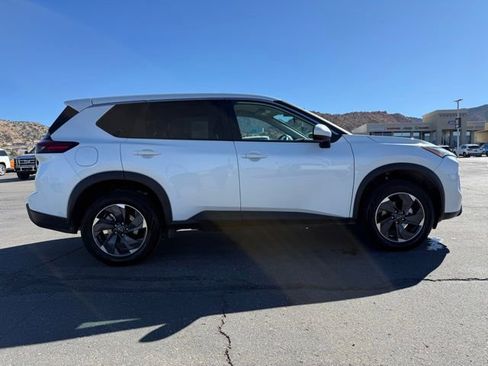 Used 2025 Nissan Rogue SV AWD/4WD image 9