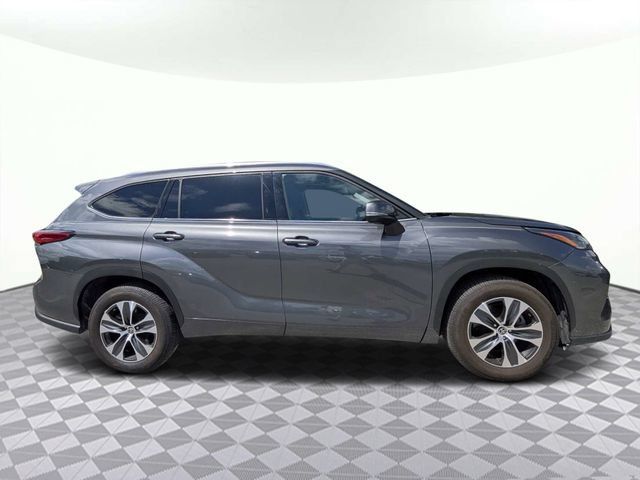 Used 2021 Toyota Highlander XLE FWD image 3