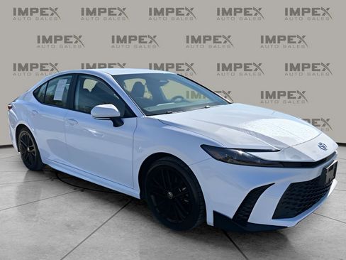 Used 2025 Toyota Camry SE image 7