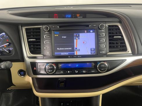Used 2018 Toyota Highlander Limited FWD image 19