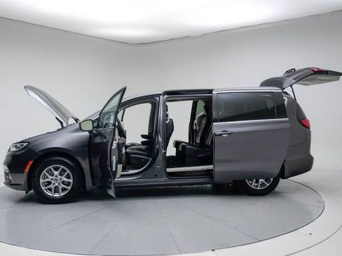 Used 2023 Chrysler Pacifica Touring-L FWD image 18