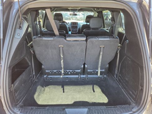 Used 2018 Dodge Grand Caravan SXT w/ Blacktop Package FWD image 9