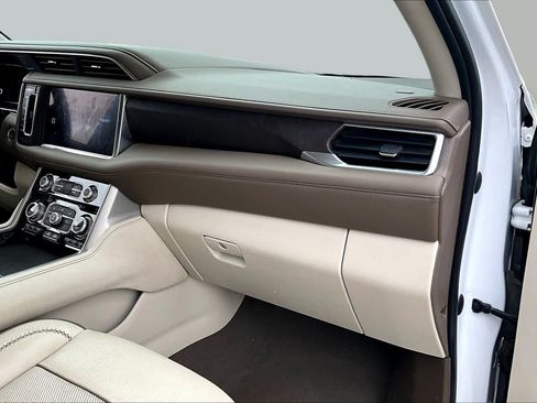 Used 2022 GMC Yukon XL Denali w/ Advanced Technology Package RWD image 18