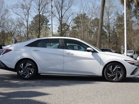 Used 2024 Hyundai Elantra Limited image 6