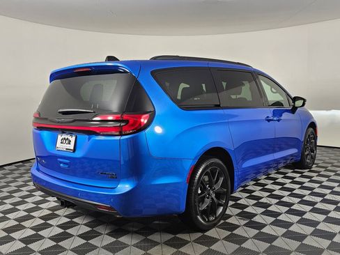 New 2026 Chrysler Pacifica Limited w/ Uconnect Theater Family Group AWD/4WD image 4