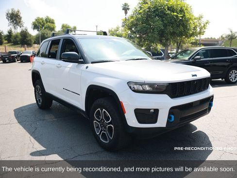 Used 2022 Jeep Grand Cherokee Trailhawk w/ Advanced Protech Group II AWD/4WD image 8