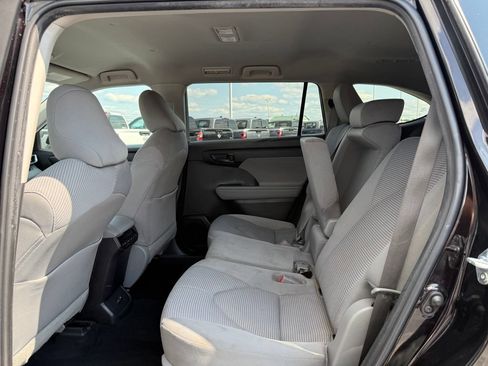 Used 2022 Toyota Highlander LE FWD image 19