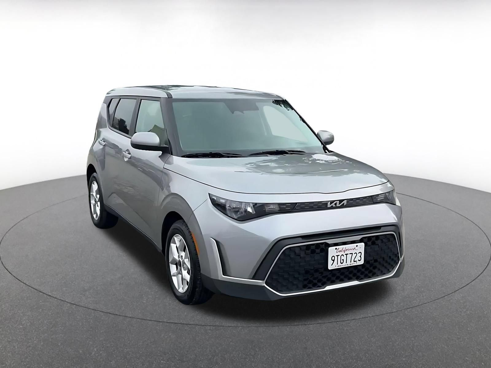 Used 2025 Kia Soul LX w/ LX Technology Package FWD image 3