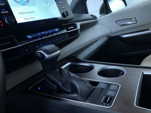 Used 2023 Toyota Sienna XLE image 30