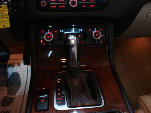 Used 2013 Volkswagen Touareg Sport image 27