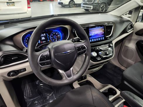 Used 2017 Chrysler Pacifica Touring w/ Tire & Wheel Group image 17