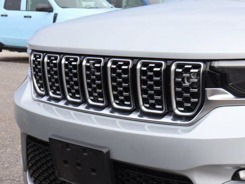 Used 2022 Jeep Grand Cherokee Summit AWD/4WD image 2