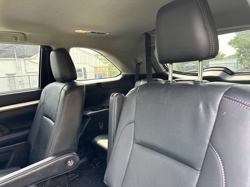 Used 2019 Toyota Highlander XLE AWD/4WD image 15