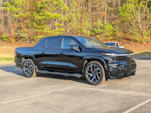 Used 2024 Chevrolet Silverado EV RST image 11