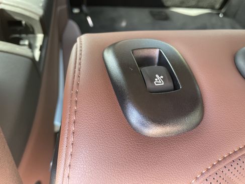 Used 2023 BMW X7 xDrive40i w/ Parking Assistance Package image 25