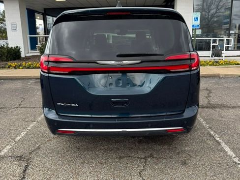 Used 2023 Chrysler Pacifica Touring-L image 5