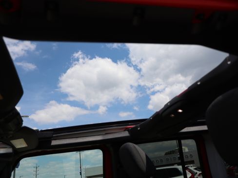 Used 2025 Jeep Wrangler Unlimited Sahara w/ Safety Group AWD/4WD image 24