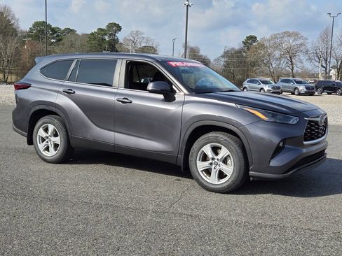 Used 2024 Toyota Highlander LE image 7