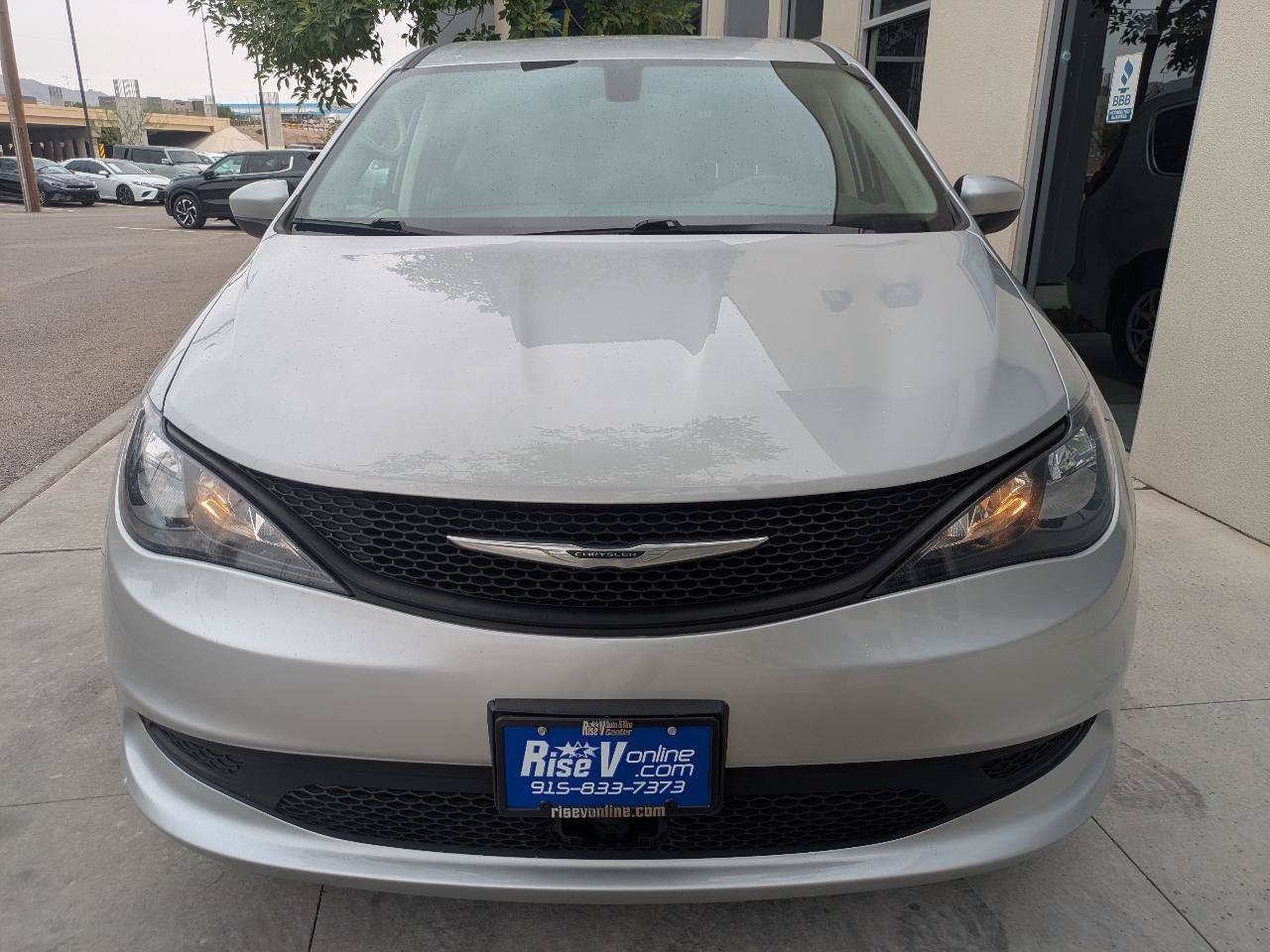 Used 2022 Chrysler Voyager LX FWD image 2