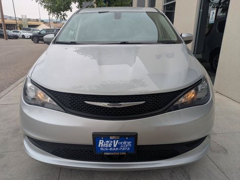 Used 2022 Chrysler Voyager LX FWD image 2