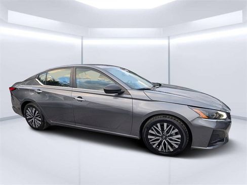 Used 2024 Nissan Altima 2.5 SV image 2