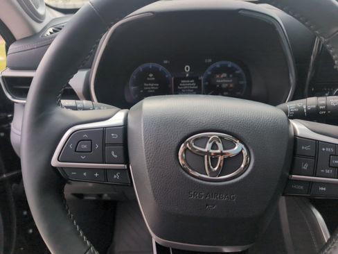 Used 2024 Toyota Highlander Platinum image 19