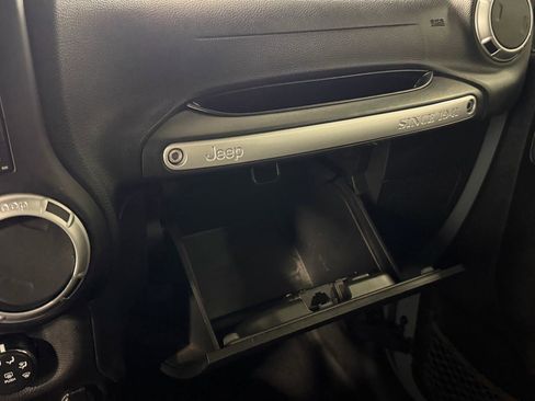 Used 2015 Jeep Wrangler Unlimited Sahara w/ Connectivity Group AWD/4WD image 33
