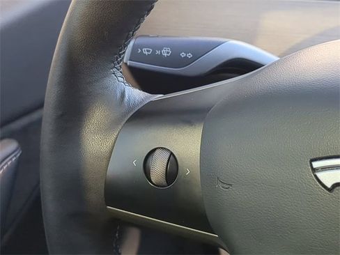 Used 2022 Tesla Model Y Long Range image 26