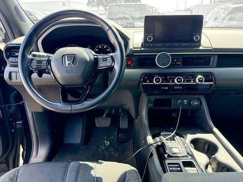 Used 2025 Honda Pilot Sport image 25