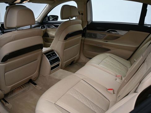 Used 2018 BMW 750i xDrive image 14