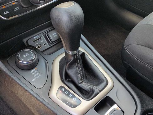 Used 2016 Jeep Cherokee Latitude w/ Cold Weather Group AWD/4WD image 32
